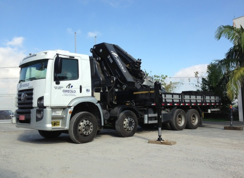 O Guindaste Articulado - HIAB XS 622 possui carroceria para transporte de 6,45 metros de comprimento e 2,4 metros de largura e capacidade de transporte de 8.550 kg. Possui lan�a auxiliar JIB, o que permite o i�amento de pe�as em grandes dist�ncias. 