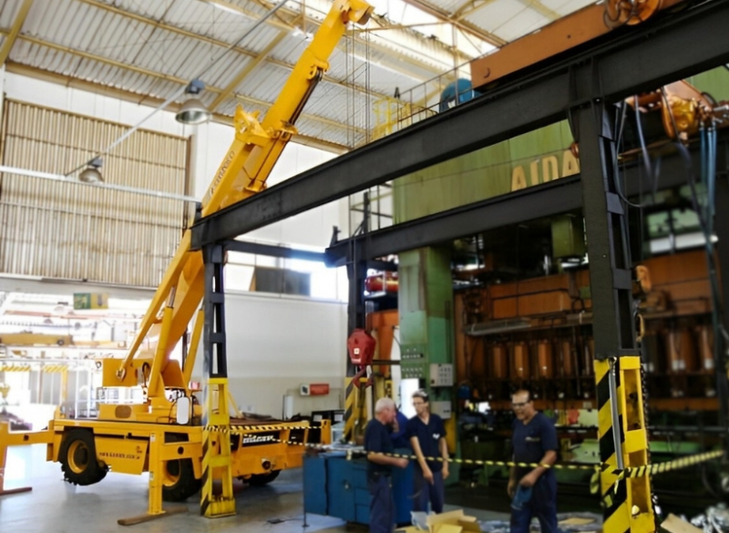 A Cunzolo oferece o Guindaste industrial Broderson IC 250, ideal para içamento de peças que requerem uma alta performance em locais de difícil acesso ou restritos. 