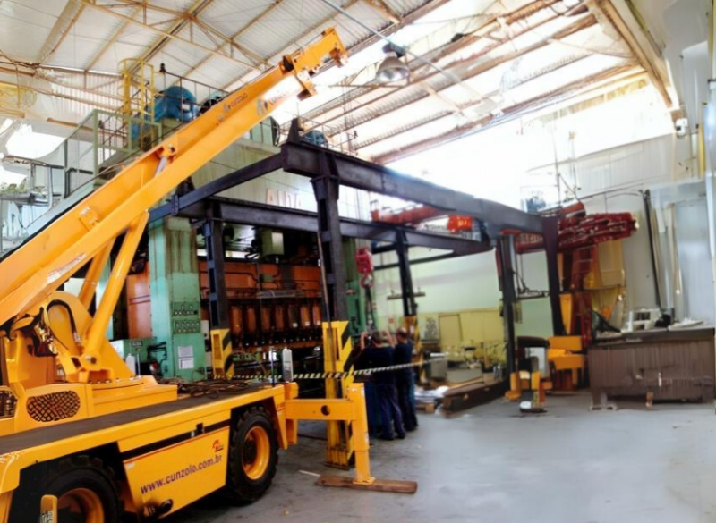 A Cunzolo oferece o Guindaste industrial Broderson IC 250, ideal para içamento de peças que requerem uma alta performance em locais de difícil acesso ou restritos. 