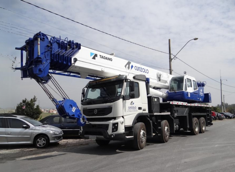 Cunzolo oferece o Guindaste Rodoviário Tadano GS 700I para locação, equipamento ideal para utilização urbana por ser montado sobre caminhão e JIB com sistema offset triplo.