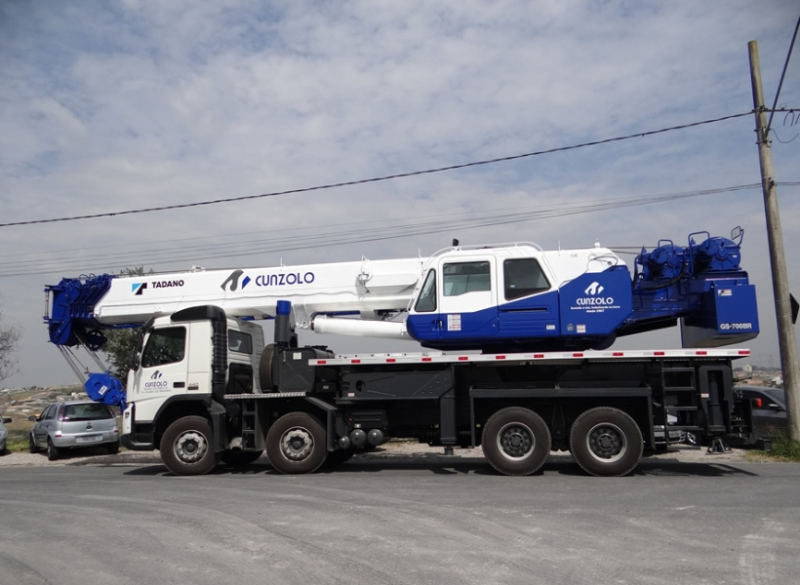 Cunzolo oferece o Guindaste Rodoviário Tadano GS 700I para locação, equipamento ideal para utilização urbana por ser montado sobre caminhão e JIB com sistema offset triplo.