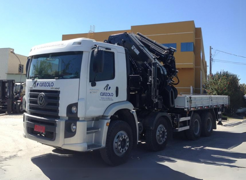 A Cunzolo oferece o Guindaste Articulado Hiab XS 855 (Guindauto) que possui capacidade de içamento de 22.000 kg a 3 metros. Equipamento para transporte de carga de até 5.670 kg, carroceria com 4,95 metros de comprimento e 2,4 metros de largura útil. 