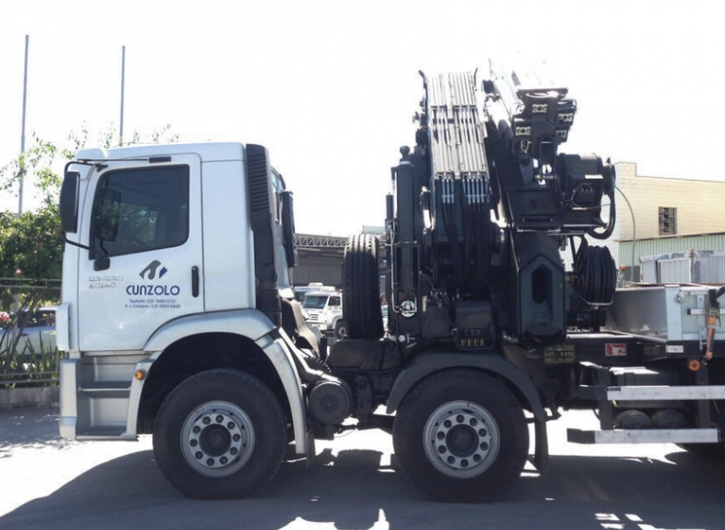 A Cunzolo oferece o Guindaste Articulado Hiab XS 855 (Guindauto) que possui capacidade de içamento de 22.000 kg a 3 metros. Equipamento para transporte de carga de até 5.670 kg, carroceria com 4,95 metros de comprimento e 2,4 metros de largura útil. 