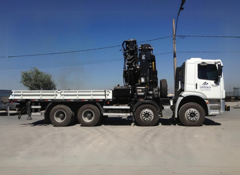 A Cunzolo oferece o Guindaste Articulado Hiab XS 855 (Guindauto) que possui capacidade de içamento de 22.000 kg a 3 metros. Equipamento para transporte de carga de até 5.670 kg, carroceria com 4,95 metros de comprimento e 2,4 metros de largura útil. 