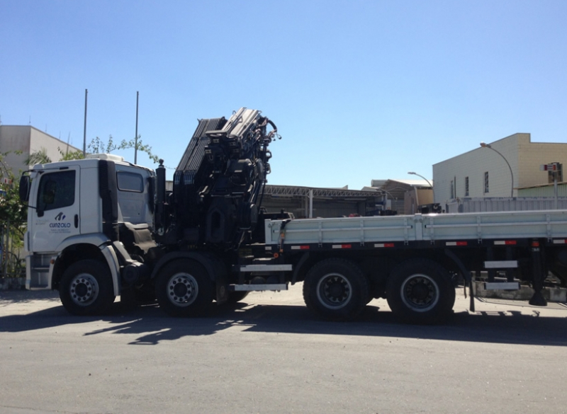 A Cunzolo oferece o Guindaste Articulado Hiab XS 855 (Guindauto) que possui capacidade de içamento de 22.000 kg a 3 metros. Equipamento para transporte de carga de até 5.670 kg, carroceria com 4,95 metros de comprimento e 2,4 metros de largura útil. 