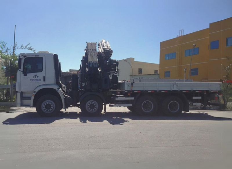 A Cunzolo oferece o Guindaste Articulado Hiab XS 855 (Guindauto) que possui capacidade de içamento de 22.000 kg a 3 metros. Equipamento para transporte de carga de até 5.670 kg, carroceria com 4,95 metros de comprimento e 2,4 metros de largura útil. 