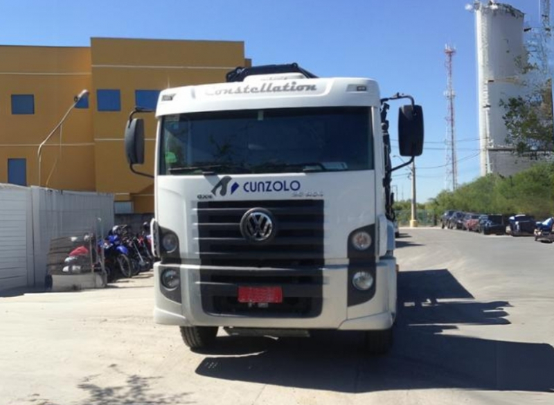 A Cunzolo oferece o Guindaste Articulado Hiab XS 855 (Guindauto) que possui capacidade de içamento de 22.000 kg a 3 metros. Equipamento para transporte de carga de até 5.670 kg, carroceria com 4,95 metros de comprimento e 2,4 metros de largura útil. 