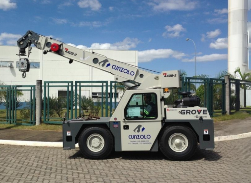 A Cunzolo trabalha com a locação do Guindaste Industrial Grove YB 4409-2, um equipamento compacto, indicado para operações onde há restrições de espaço, podendo ser utilizado dentro de indústrias siderúrgicas, petroquimicas, de celulose e papel e metalúrgica.