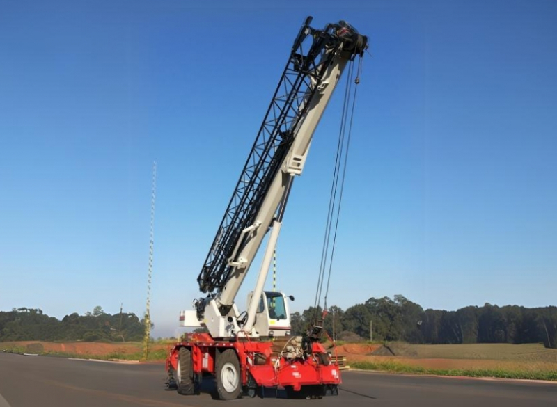 O Guindaste Autopropelido Link Belt RTC 8065 � do tipo RT (rough terrain) para terrenos acidentados, ideal, portanto, para obras industriais e civis.�Possui tra��o e ester�a todas as rodas, possibilitando a opera��o em 360�.