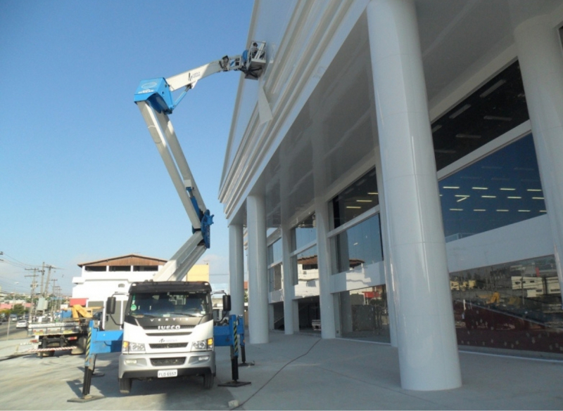 A Cunzolo oferece a Plataforma Montada sobre Caminhão Socage DAJ332, indicada para trabalhos em altura em centros urbanos e indústrias. A lança auxiliar JIB propicia amplitude de movimentos e alcance.