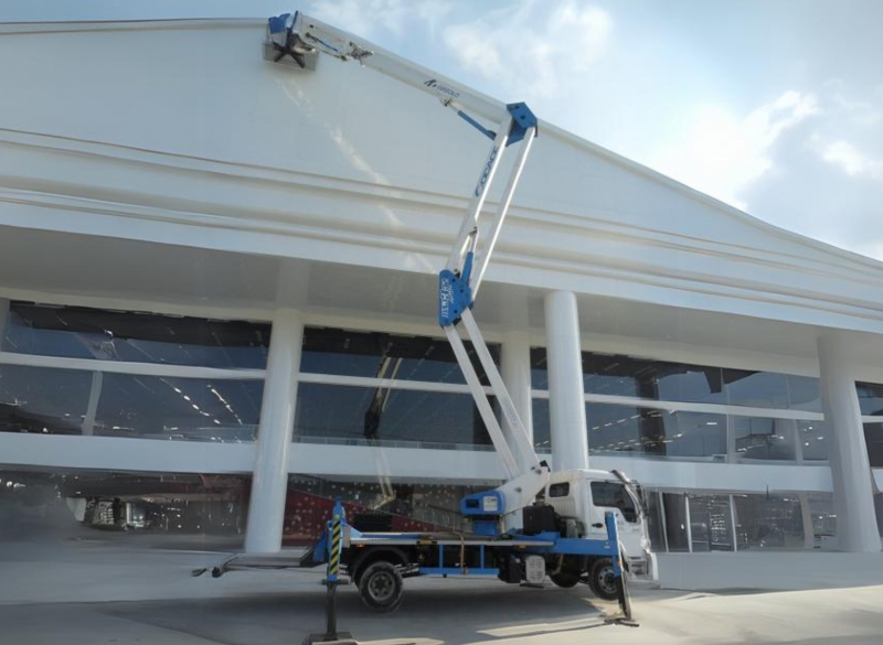 A Cunzolo oferece a Plataforma Montada sobre Caminhão Socage DAJ332, indicada para trabalhos em altura em centros urbanos e indústrias. A lança auxiliar JIB propicia amplitude de movimentos e alcance.