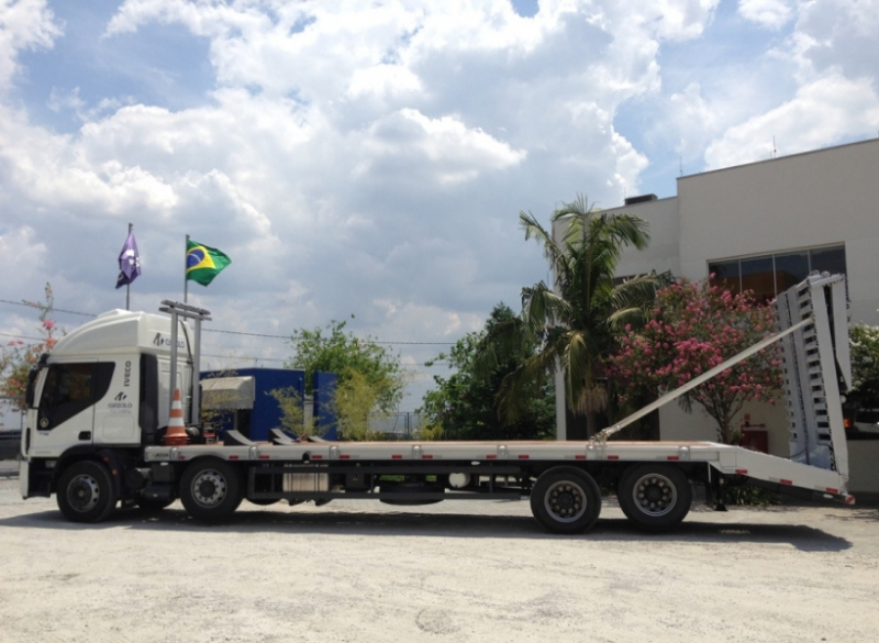 Este caminh�o para transporte de cargas pesadas tem uma capacidade �til de 8,90 metros de comprimento e carrega um m�ximo de 15 toneladas, al�m de possuir rampa de acesso traseiro em a�o com acionamento hidr�ulico.