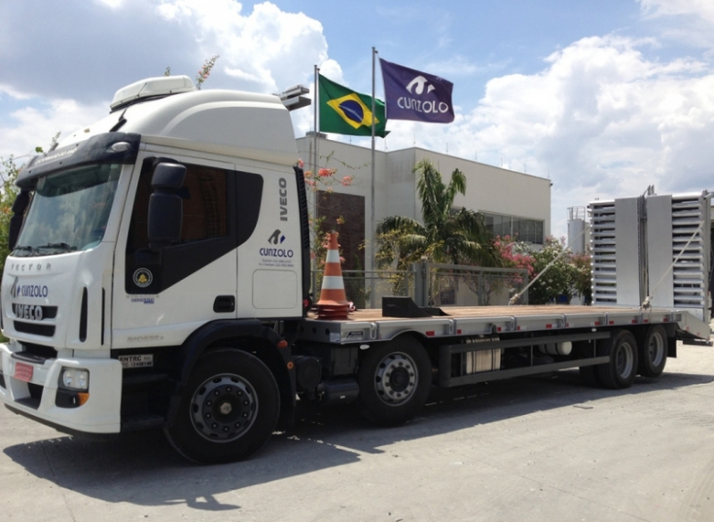 Este caminh�o para transporte de cargas pesadas tem uma capacidade �til de 8,90 metros de comprimento e carrega um m�ximo de 15 toneladas, al�m de possuir rampa de acesso traseiro em a�o com acionamento hidr�ulico.