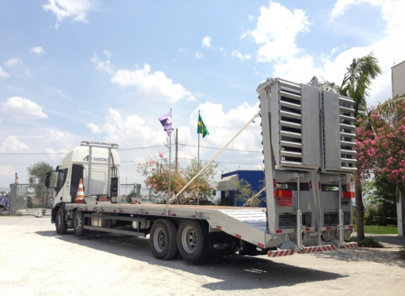 Este caminh�o para transporte de cargas pesadas tem uma capacidade �til de 8,90 metros de comprimento e carrega um m�ximo de 15 toneladas, al�m de possuir rampa de acesso traseiro em a�o com acionamento hidr�ulico.