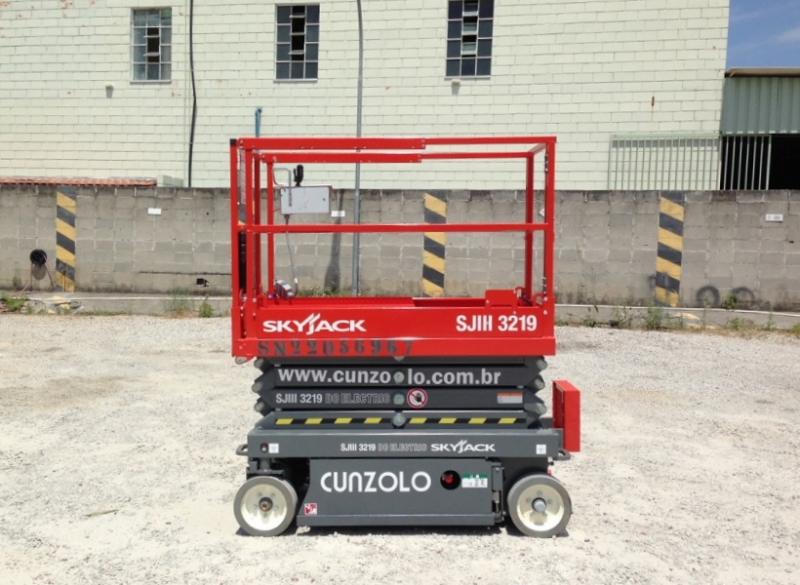 Plataforma Tipo Pantográfica SkyJack SJIII 3219 para Trabalho em