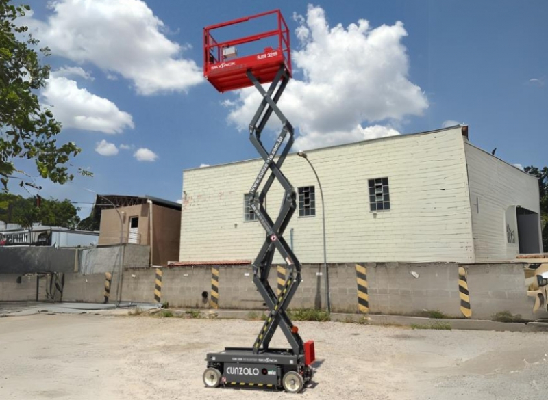 A Cunzolo oferece a Plataforma Tipo Pantográfica SkyJack SJIII 3219, recomendada para uso em ambientes internos com capacidade de inclinação de 30% e pneus de borrachas sólidas que não marcam o chão. 