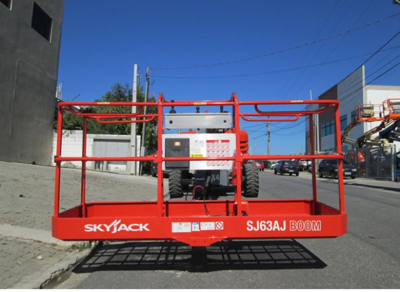 A Cunzolo trabalha com a Plataforma Skyjack SJ 63AJ com lança articulada, que possui 360º de rotação contínua da torre e capacidade de subida de 45%. 