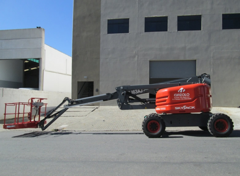 A Cunzolo trabalha com a Plataforma Skyjack SJ 63AJ com lança articulada, que possui 360º de rotação contínua da torre e capacidade de subida de 45%. 