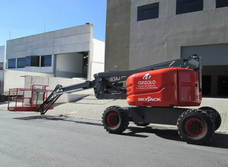 A Skyjack SJ 63AJ � uma plataforma elevat�ria com lan�a articulada que possui 360� de rota��o cont�nua da torre e capacidade de subida de 45%. � uma plataforma articulada muito segura pois possui controle de leitura de deslocamento, dire��o sens�vel e alarme para qualquer movimenta��o. Sua capacidade total de eleva��o � 227 kg com grande manobrabilidade da lan�a articulada.