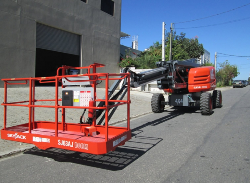 A Skyjack SJ 63AJ � uma plataforma elevat�ria com lan�a articulada que possui 360� de rota��o cont�nua da torre e capacidade de subida de 45%. � uma plataforma articulada muito segura pois possui controle de leitura de deslocamento, dire��o sens�vel e alarme para qualquer movimenta��o. Sua capacidade total de eleva��o � 227 kg com grande manobrabilidade da lan�a articulada.