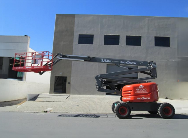A Cunzolo trabalha com a Plataforma Skyjack SJ 63AJ com lança articulada, que possui 360º de rotação contínua da torre e capacidade de subida de 45%. 
