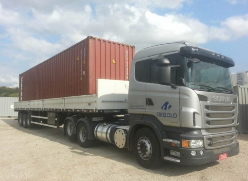 � indicada para o transporte de chapas e barras de a�o, grandes m�quinas e pe�as. Sua capacidade de carga para remo��es industriais pode ser alterada com o acionamento da extens�o, chegando a at� 20 metros de comprimento.