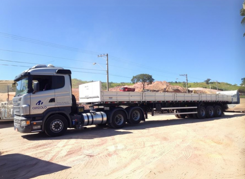 � indicada para o transporte de chapas e barras de a�o, grandes m�quinas e pe�as. Sua capacidade de carga para remo��es industriais pode ser alterada com o acionamento da extens�o, chegando a at� 20 metros de comprimento.