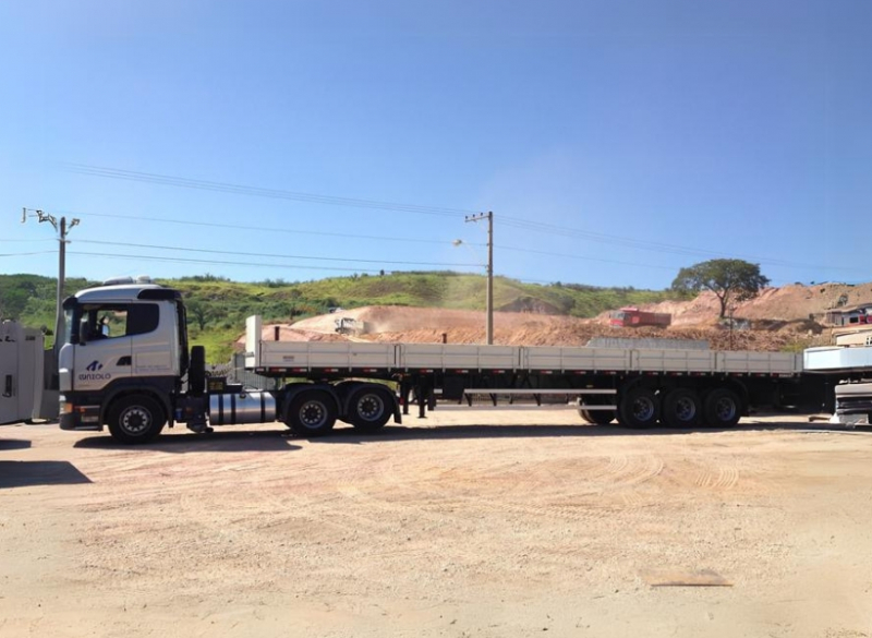 � indicada para o transporte de chapas e barras de a�o, grandes m�quinas e pe�as. Sua capacidade de carga para remo��es industriais pode ser alterada com o acionamento da extens�o, chegando a at� 20 metros de comprimento.
