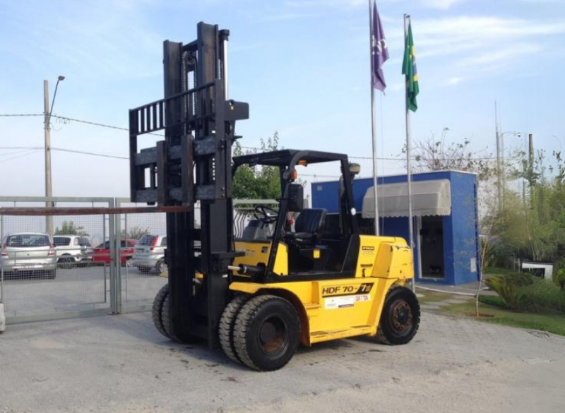 A Cunzolo trabalha com a Empilhadeira HDF 70, que possui um motor potente o que proporciona ao equipamento aceleração rápida e melhor desempenho em rampas. Empilhadeira para utilização em áreas internas e externas, em terrenos acidentados e com rampas de até 40% .