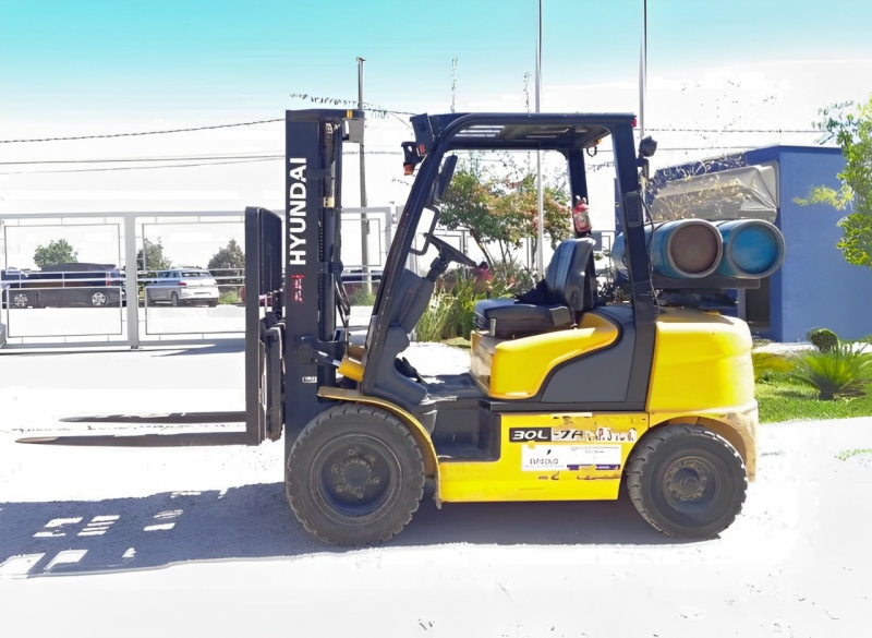 A Cunzolo trabalha com a Empilhadeira Hyundai 30L-7A, modelo que possui capacidade para 3 toneladas, sendo compacta e indicada para uso interno e externo. 