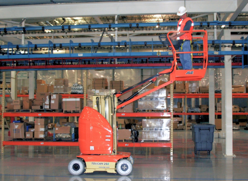A Plataforma Mastro Telescópico JLG T26E Toucan permite um alcance maior sobre obstáculos em espaços mais apertados, sem marcar pisos.