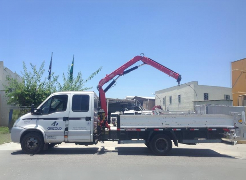 A Cunzolo trabalha com a locação do Guindaste Articulado Fassi F50A (Guindauto), que possui carroceria aliada à lança articulada que o torna único em operações que requerem peso, distância e altura, podendo trabalhar em locais confinados e com limitação de altura.