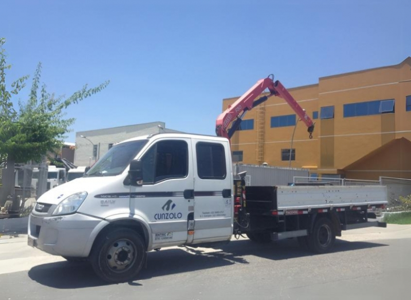 A Cunzolo trabalha com a locação do Guindaste Articulado Fassi F50A (Guindauto), que possui carroceria aliada à lança articulada que o torna único em operações que requerem peso, distância e altura, podendo trabalhar em locais confinados e com limitação de altura.