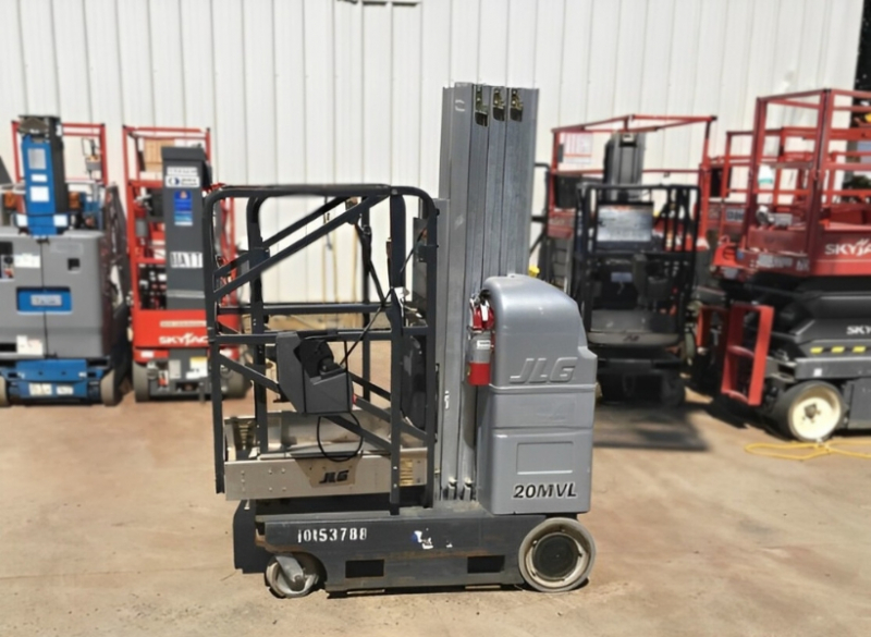 A Plataforma JLG 20 MVL � uma m�quina ideal para acesso em altura para servi�os como trocas de l�mpadas. Ela � indicada em casos nos quais o trabalho de manuten��o ou de reparo exige rapidez e o alcance elevado em espa�os confinados.