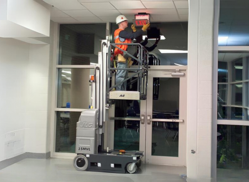A Plataforma Individual JLG 15MVL é uma Plataforma de Trabalho em Altura compacta e ideal para ambientes internos cujo acesso é mais restrito. O operador tem, à sua disposição, controle total da direção, elevação e o abaixamento da PTA por meio de um único joystick. Além disso é um equipamento estável e confortável.