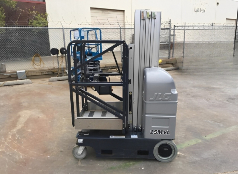 A Cunzolo oferece a Plataforma Individual JLG 15MVL, uma Plataforma de Trabalho em Altura compacta e ideal para ambientes internos cujo acesso é mais restrito.