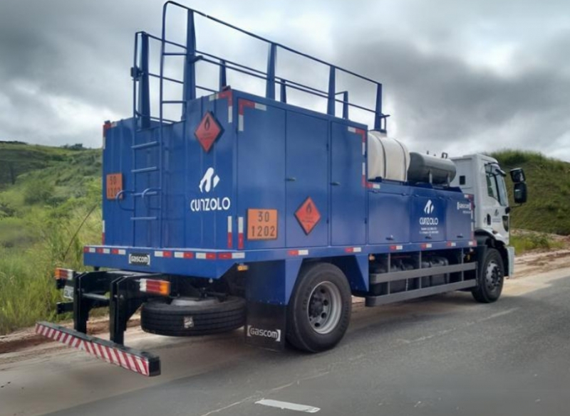 A Cunzolo trabalha com locação de caminhão comboio destinado ao transporte de combustíveis e lubrificantes. É imprescindível para o atendimento de máquinas em obras, garantindo a produtividade. 