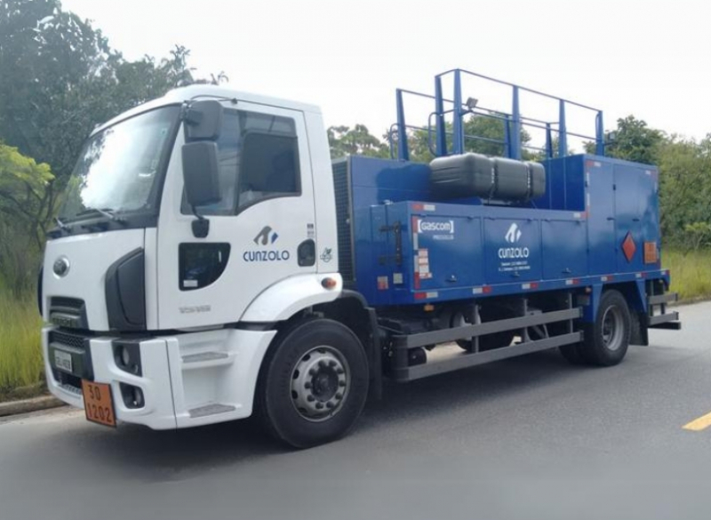 A Cunzolo trabalha com locação de caminhão comboio destinado ao transporte de combustíveis e lubrificantes. É imprescindível para o atendimento de máquinas em obras, garantindo a produtividade. 