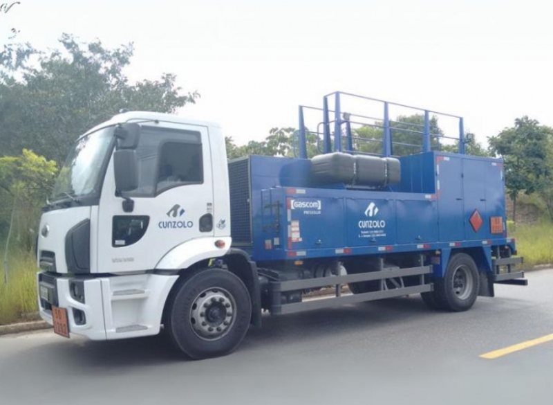 A Cunzolo trabalha com locação de caminhão comboio destinado ao transporte de combustíveis e lubrificantes. É imprescindível para o atendimento de máquinas em obras, garantindo a produtividade. 