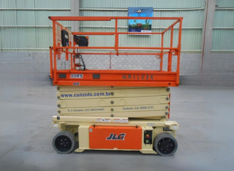 A Cunzolo oferece a Plataforma Tipo Tesoura - Pantográfica - JLG 3248, compacta e com sistema moderno. Sua capacidade de atravessar inclinações de até 25% proporciona performance diferenciada.