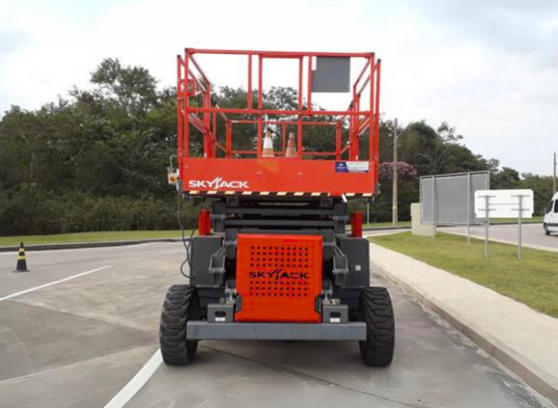 A Cunzolo oferece a Plataforma Tesoura SKYJACK SJ8841 RT é a PTA tipo tesoura ideal para construções e indústrias pela sua agilidade e robustez.