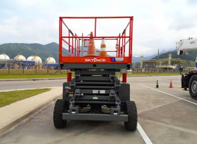 A Cunzolo oferece a Plataforma Tesoura SKYJACK SJ8841 RT é a PTA tipo tesoura ideal para construções e indústrias pela sua agilidade e robustez.