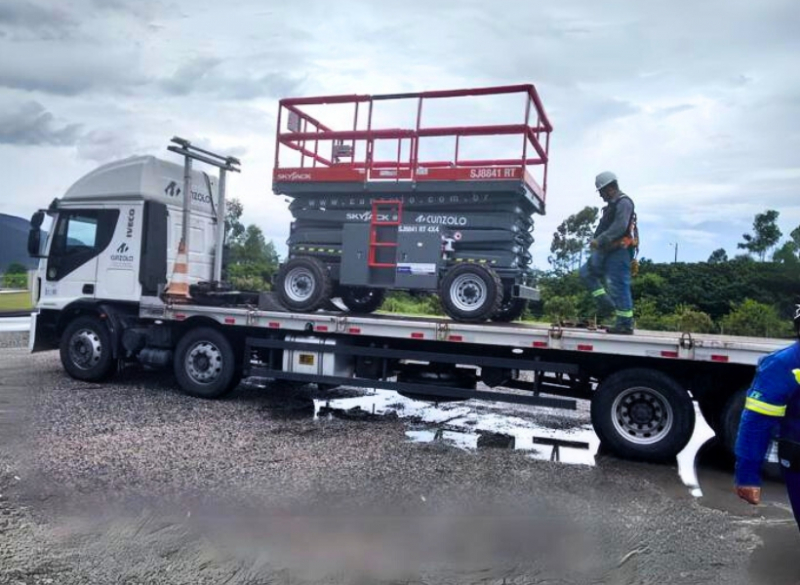 A Cunzolo oferece a Plataforma Tesoura SKYJACK SJ8841 RT é a PTA tipo tesoura ideal para construções e indústrias pela sua agilidade e robustez.