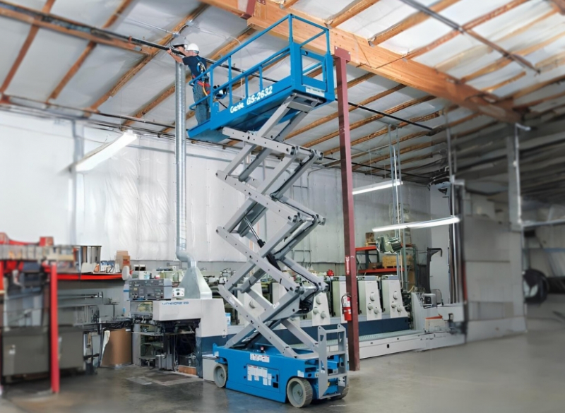 A Cunzolo trabalha com a Plataforma Elevatória Tesoura Genie 2632ES, ideal para espaços apertados em ambientes internos, pois o funcionamento é elétrico e não emite gases e o pneu é maciço, não marcando o solo.