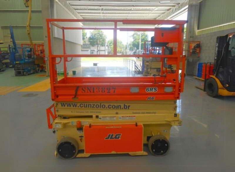 A Plataforma Pantográfica Elétrica JLG 1932 é compacta e possui capacidade de inclinação de 25%. Ideal para ambientes internos ou externos. É recomendada para as mais diversas atividades técnicas que não demandem alturas muito elevadas.