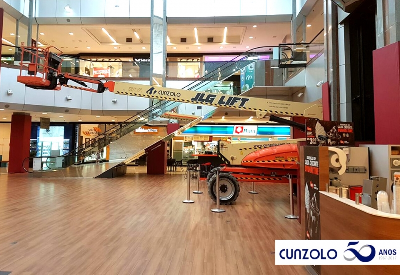 A Plataforma elevatória elétrica PTA JLG E600 foi escolhida para ação no shopping em São José dos Campos por ser movida a bateria e possuir pneus não marcantes. 