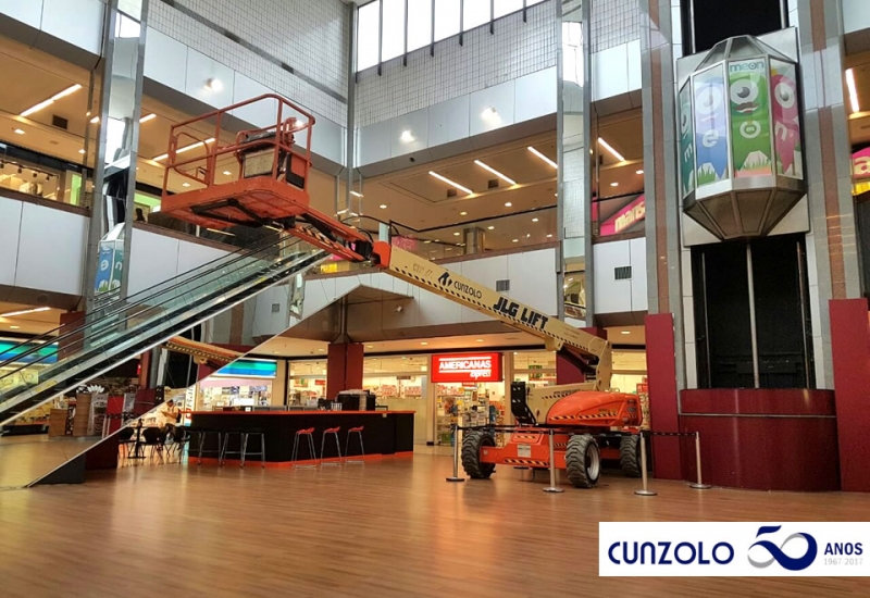 A Plataforma elevatória elétrica PTA JLG E600 foi escolhida para ação no shopping em São José dos Campos por ser movida a bateria e possuir pneus não marcantes. 