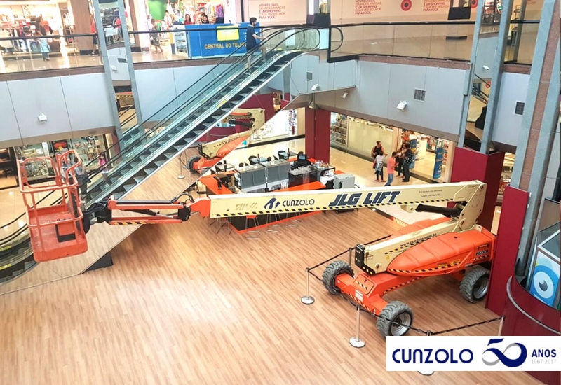 A Plataforma elevatória elétrica PTA JLG E600 foi escolhida para ação no shopping em São José dos Campos por ser movida a bateria e possuir pneus não marcantes. 