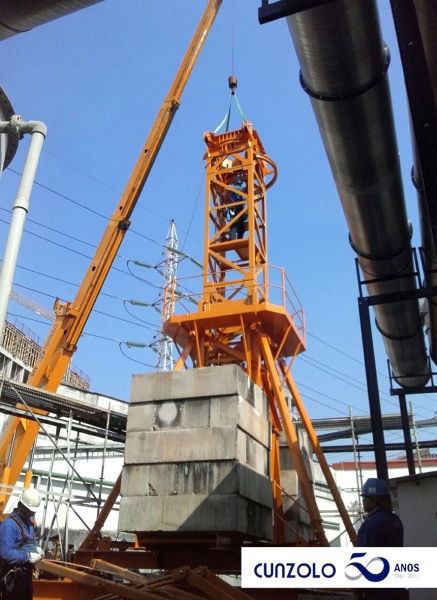 O Guindaste Industrial Broderson IC-250 com capacidade de 16,3 toneladas, realizou o i�amento de pe�as em obra em S�o Paulo-SP.