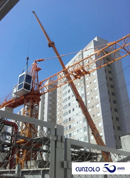 O Guindaste Industrial Broderson IC-250 com capacidade de 16,3 toneladas, realizou o içamento de peças em obra em São Paulo-SP.